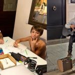 Filho mais velho de Juliano Cazarré dá show ao tocar violão pelas ruas de Roma
