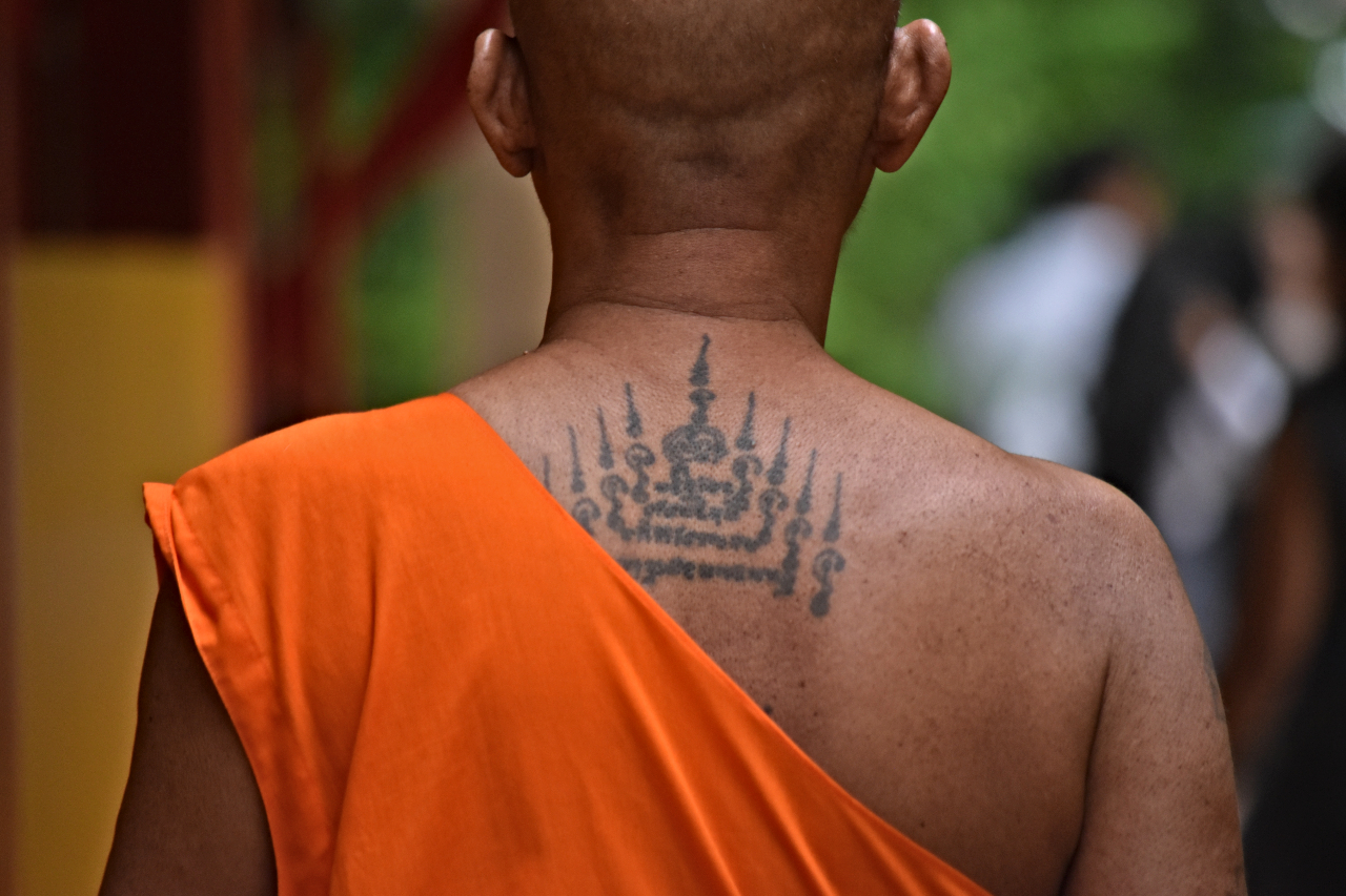 Tatuagem Sak Yan em monge budista: você conhece a técnica tailandesa?