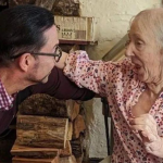 Após 58 anos, filho reencontra mãe biológica em cidade no interior da Inglaterra