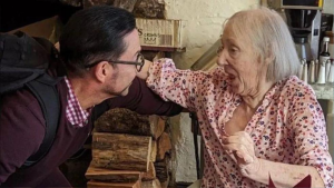 Após 58 anos, filho reencontra mãe biológica em cidade no interior da Inglaterra