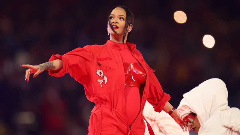 Após Super Bowl, cantora Rihanna confirma que está grávida pela segunda vez