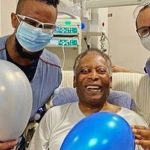 Equipe de Pelé homenageia profissionais da saúde que cuidaram do esportista