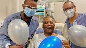 Equipe de Pelé homenageia profissionais da saúde que cuidaram do esportista