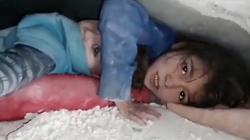 Menina protege irmão nos escombros por 17 horas após terremoto na Turquia