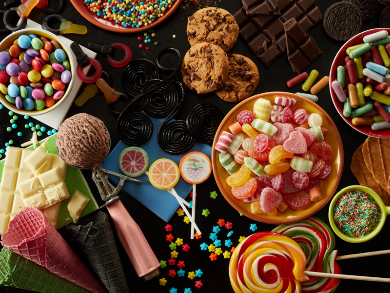 Guloseimas para festa de aniversário infantil com doces variados, sorvetes, biscoitos, biscoitos, barras de chocolate, confeitos e pirulitos