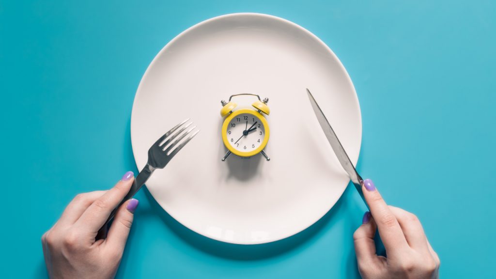 Horas sem comer: jejum intermitente é uma dieta milagrosa?