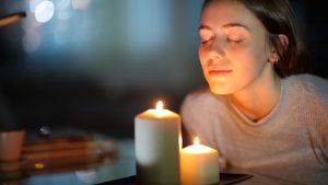 Quais são os benefícios de incluir o uso de velas aromáticas na rotina?