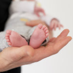 Menor bebê registrado em hospital público do Brasil recebe alta