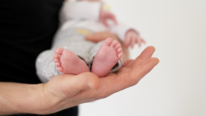 Menor bebê registrado em hospital público do Brasil recebe alta