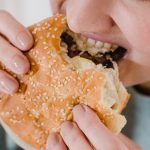 Compulsão alimentar, fome emocional e exagero: qual a diferença?