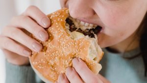 Compulsão alimentar, fome emocional e exagero: qual a diferença?