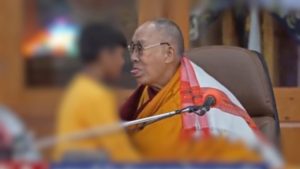 Dalai Lama pede desculpas após pedir que criança "chupasse" sua língua