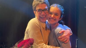 Sandra Annenberg prestigia filha em sua estreia no teatro: "Que orgulho!"