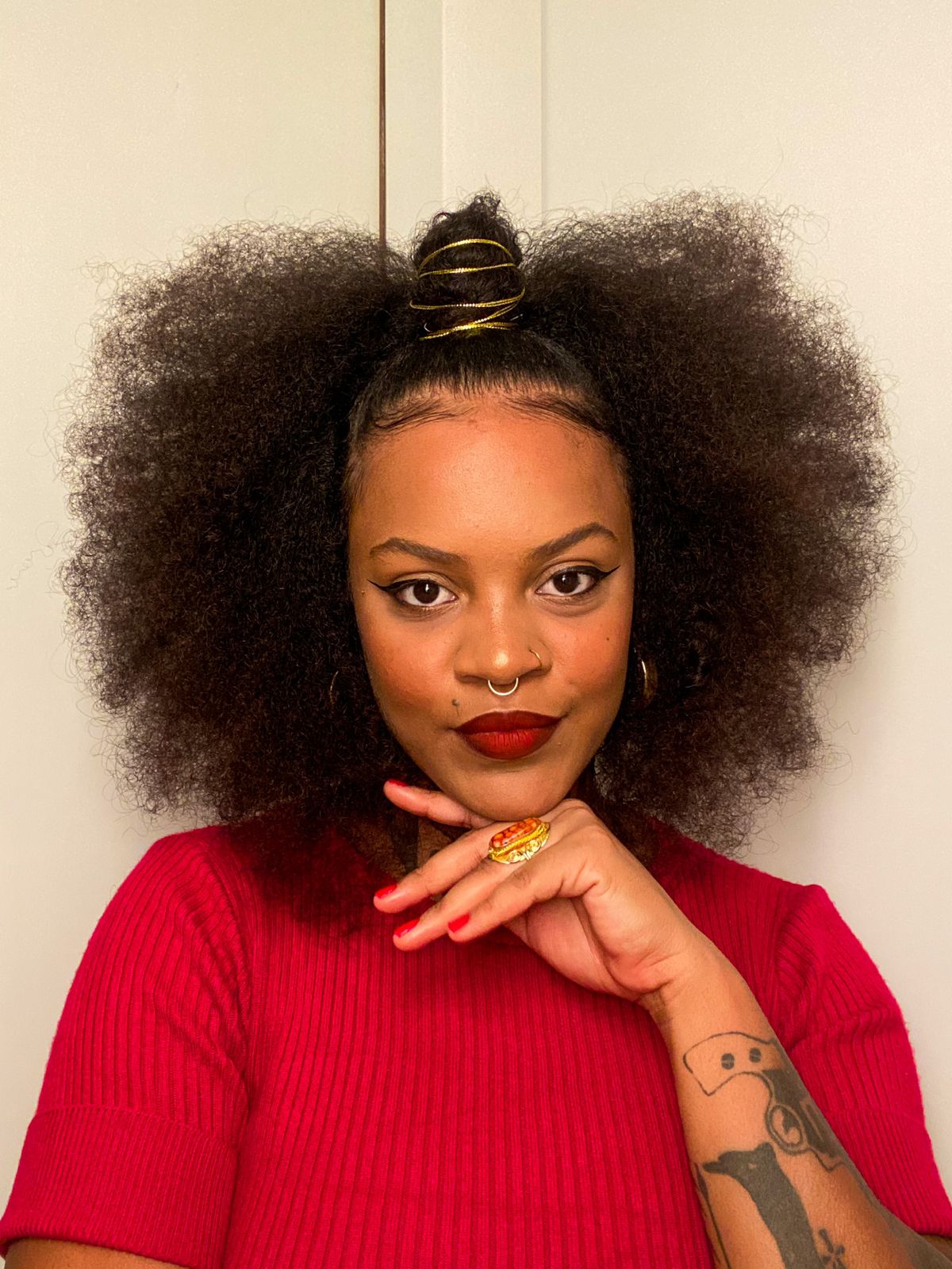 Influencers discutem a relação do cabelo afro com a autoestima: “Eu descobri que o racismo existe”