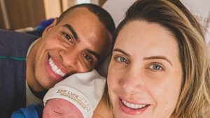 Apresentador Thiago Oliveira anuncia chegada da primeira filha, Ella: "Tão linda!"
