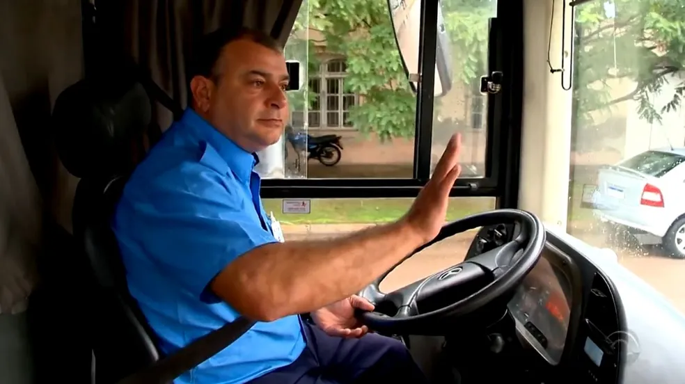 Motorista encontra bolsa com mais de 9 mil reais em ônibus