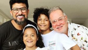 Ator Luiz Fernando Guimarães celebra 3 anos ao lado dos filhos