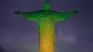 Em verde e amarelo, Cristo Redentor é iluminado para estreia do Brasil na Copa do Mundo Feminina