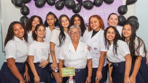 Aluna mais velha da rede estadual do RJ faz 86 anos e ganha festa surpresa de colegas