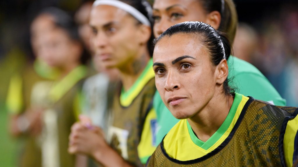 "Eu termino aqui, mas elas continuam", diz Marta após despedida da Copa do Mundo