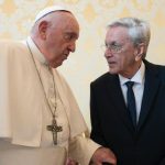 Caetano Veloso tem encontro com Papa Francisco e pede bênçãos ao Brasil