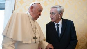 Caetano Veloso tem encontro com Papa Francisco e pede bênçãos ao Brasil