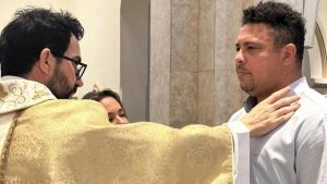 Ronaldo Fenômeno é batizado por Pe. Fábio de Melo: "Dia muito especial"
