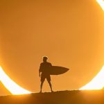 Campeão olímpico, surfista Ítalo Ferreira impressiona ao posar durante eclipse solar no RN