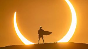 Campeão olímpico, surfista Ítalo Ferreira impressiona ao posar durante eclipse solar no RN