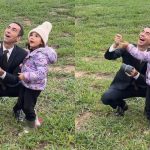 De terno, Cesar Tralli chega do trabalho e ensina filha a empinar pipa: "Voltando a ser criança"