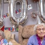 Na Inglaterra, gêmeas idênticas celebram aniversário de 100 anos juntas