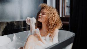 Limpeza e proteção: 5 banhos energéticos para receber 2024 com o pé direito
