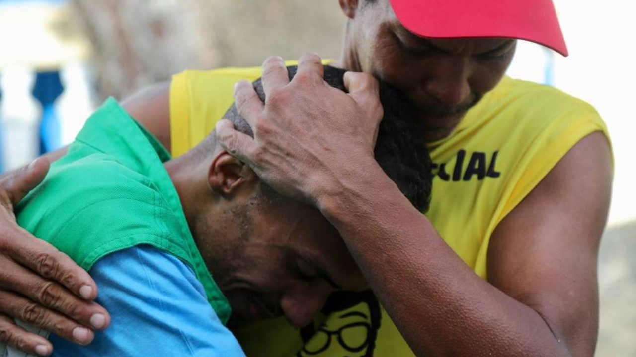 15 anos depois, Joaquim e Vitor se abraçam durante ação social no Carnaval de Salvador