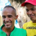 Após 15 anos, servidor reencontra irmão catador de latinhas em ação no Carnaval de Salvador