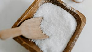 Além da cozinha: como usar o sal grosso para a limpeza energética e proteção espiritual?
