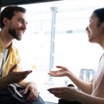 Estudo aponta que conversar com estranhos está entre os métodos para "aprender a ser mais feliz"