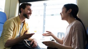 Estudo aponta que conversar com estranhos está entre os métodos para "aprender a ser mais feliz"