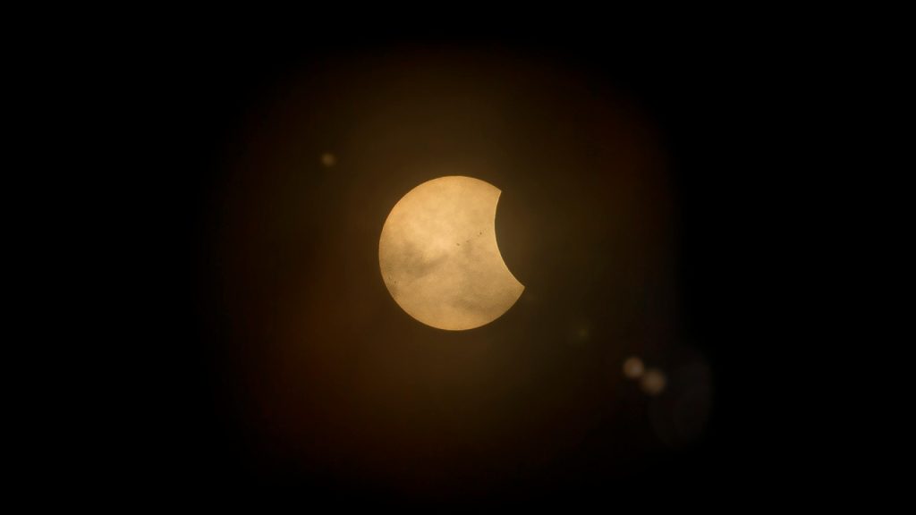 3 simpatias para aproveitar as energias do eclipse lunar de 25 de março