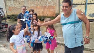 Zeca Pagodinho doa ovos de páscoa para crianças no Xerém, Rio de Janeiro