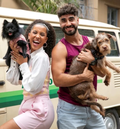 Andrômeda (Ramille) com Britney e Chicão (Gabriel Godoy) com Maradona 