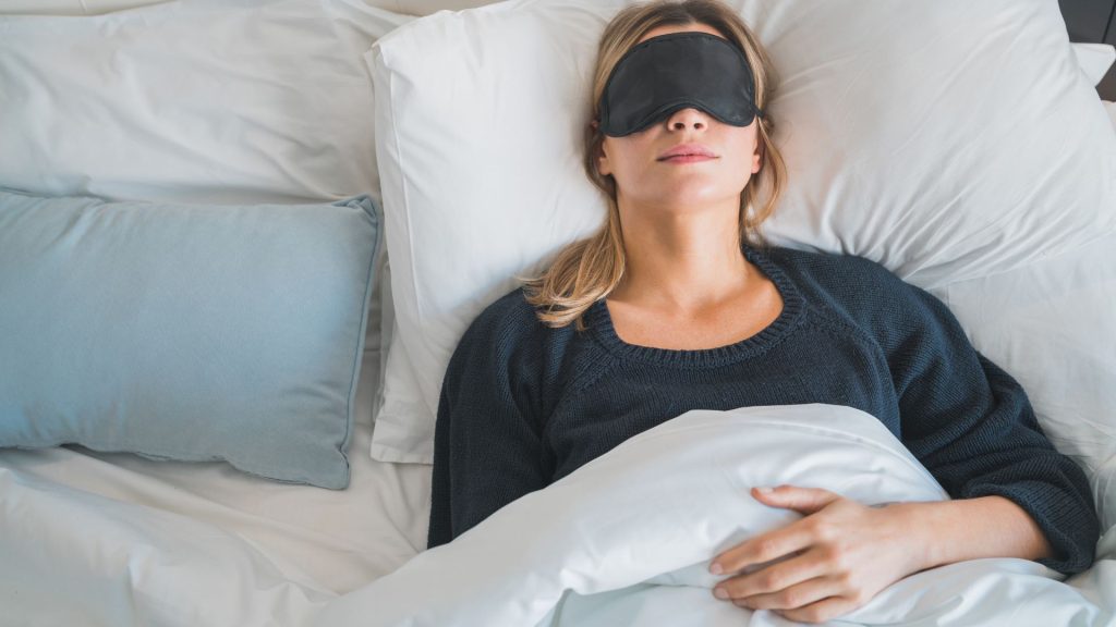 Dormir de barriga pra cima pode agravar o refluxo ácido