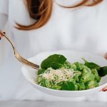 , as hortaliças de folhas verdes ganharam destaque absoluto! Não apenas pelo perfil nutricional denso, mas por sua eficácia documentada em reduzir a pressão arterial