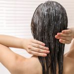 Veja a forma correta de aplicar condicionador no cabelo